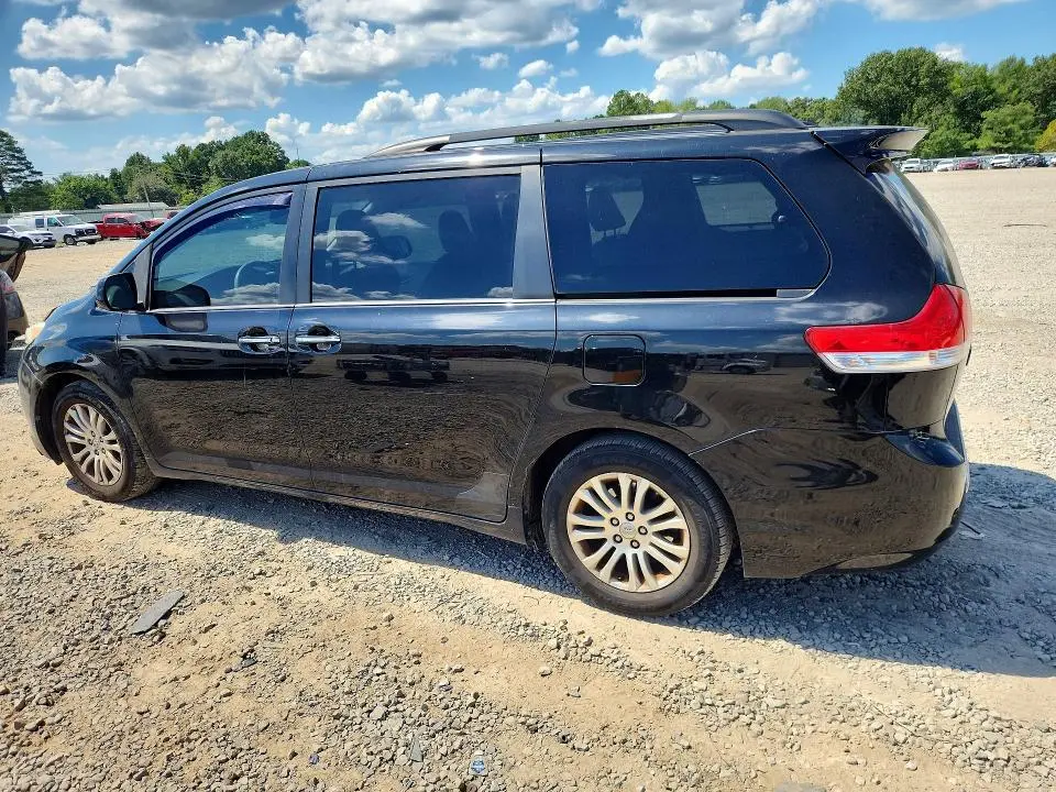 2013 TOYOTA SIENNA XLE 8-PASSENGER  