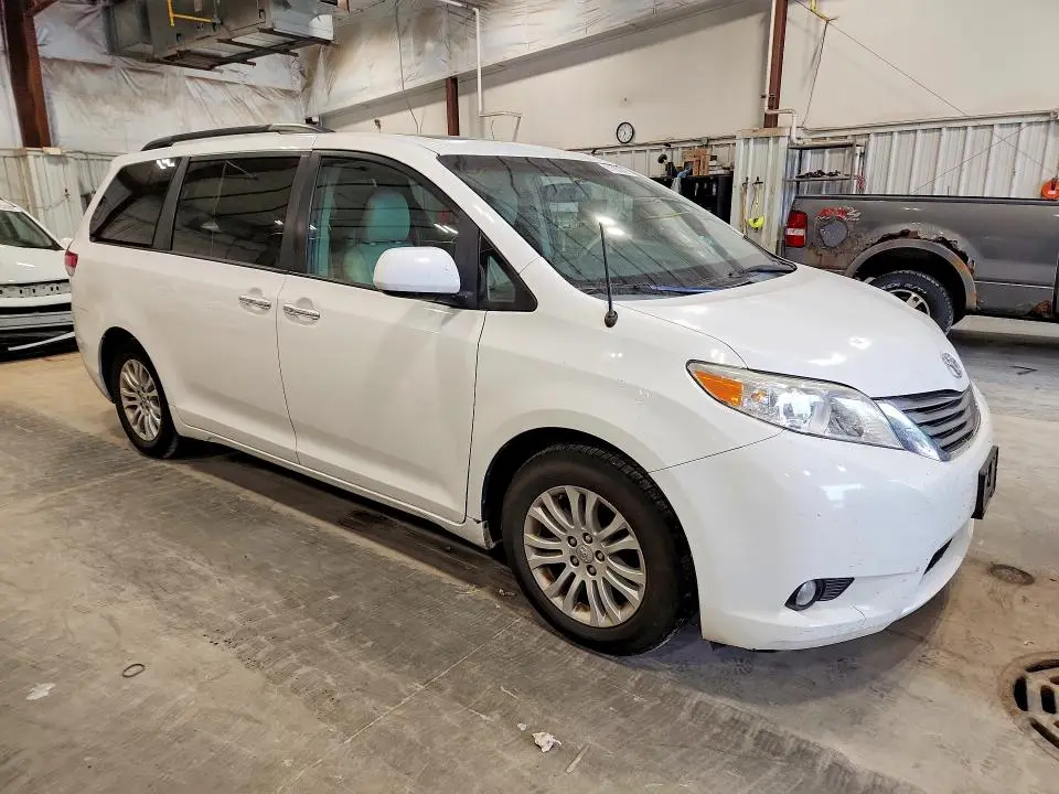 2014 TOYOTA SIENNA XLE 8-PASSENGER  