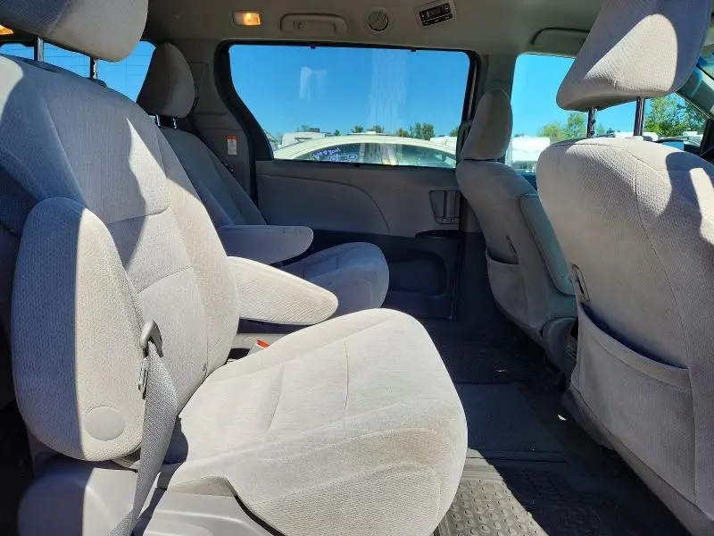 2017 TOYOTA SIENNA LE  