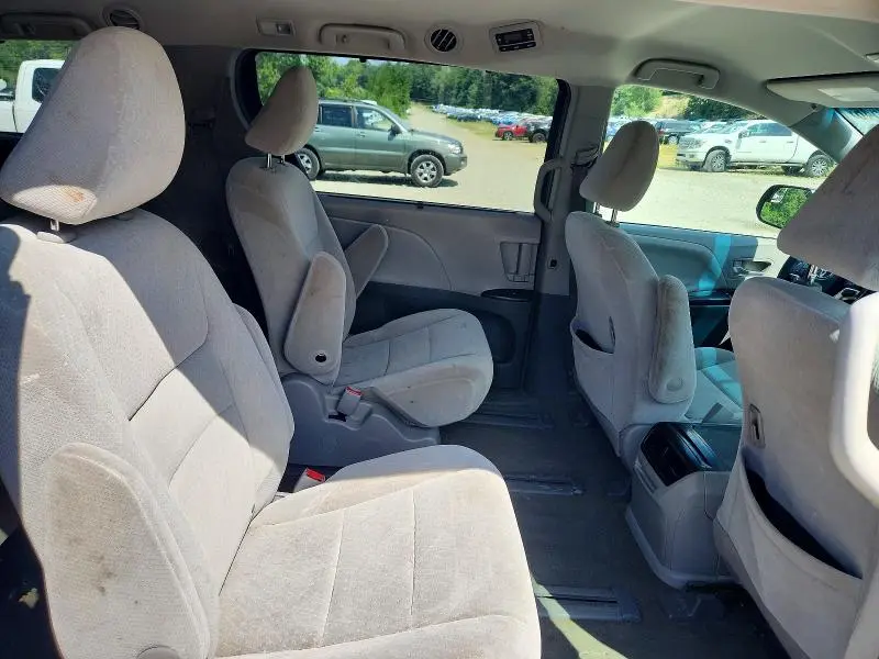 2017 TOYOTA SIENNA LE  