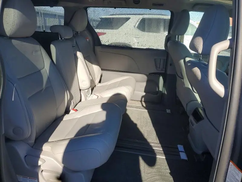 2015 TOYOTA SIENNA XLE  