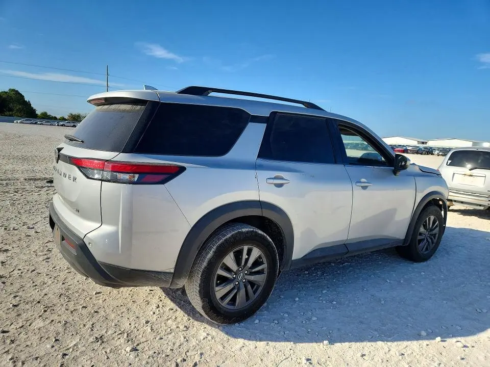 2022 NISSAN PATHFINDER SV  