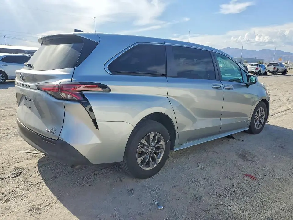 2021 TOYOTA SIENNA LE  