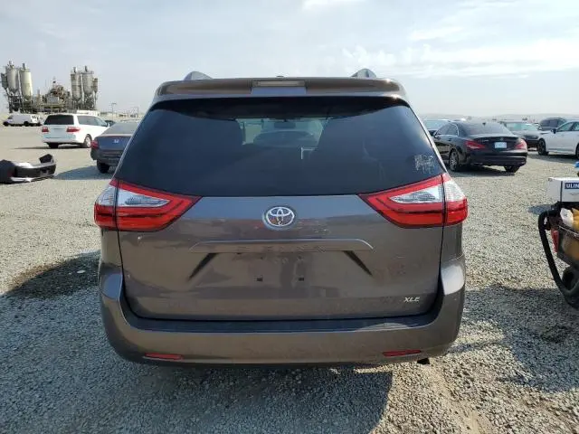 2017 TOYOTA SIENNA XLE  