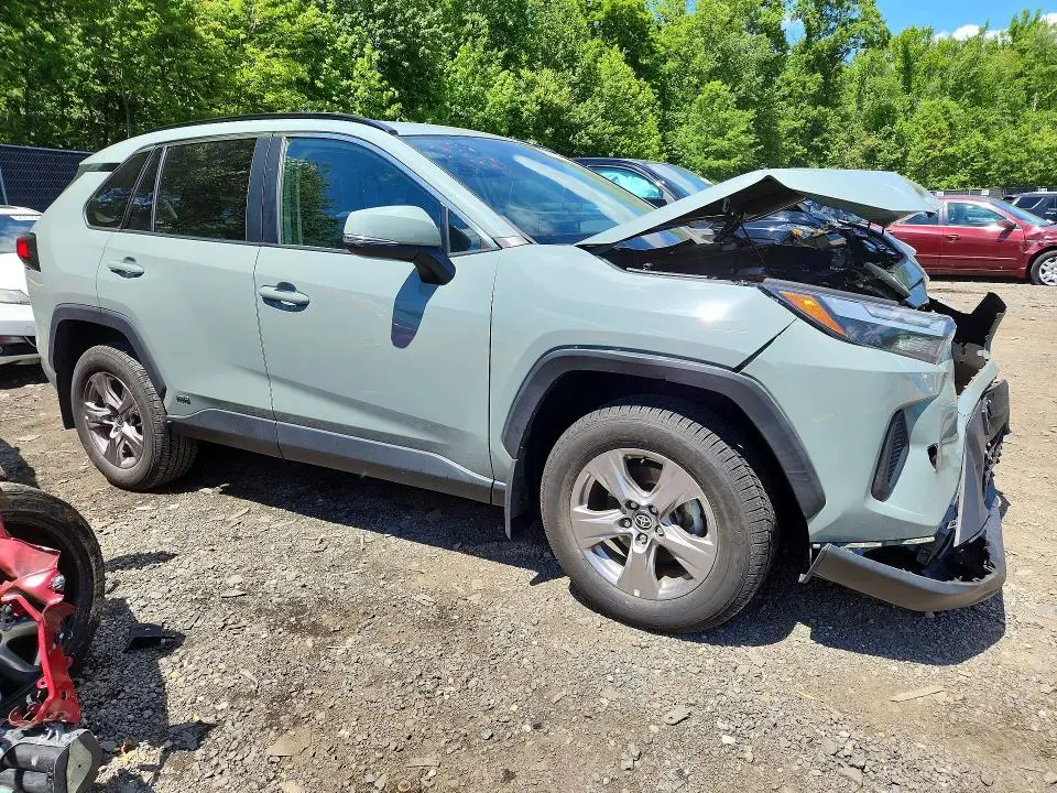 2022 TOYOTA RAV4 XLE  