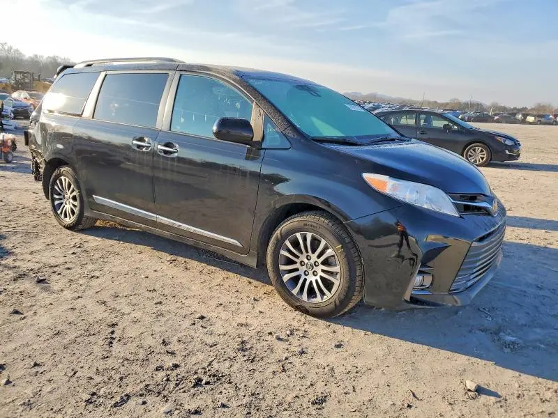 2019 TOYOTA SIENNA XLE  