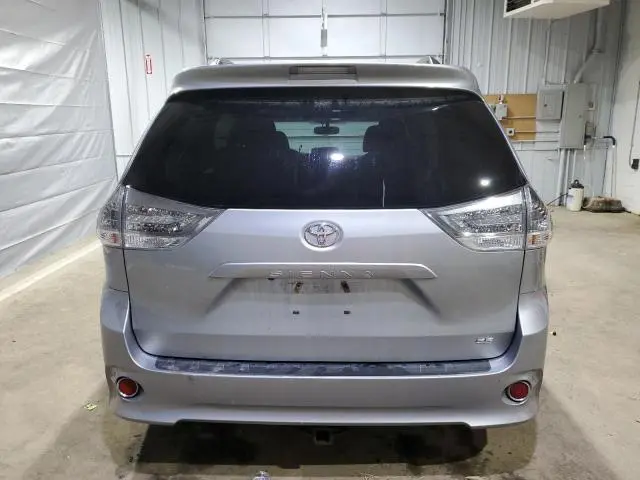 2017 TOYOTA SIENNA SE  