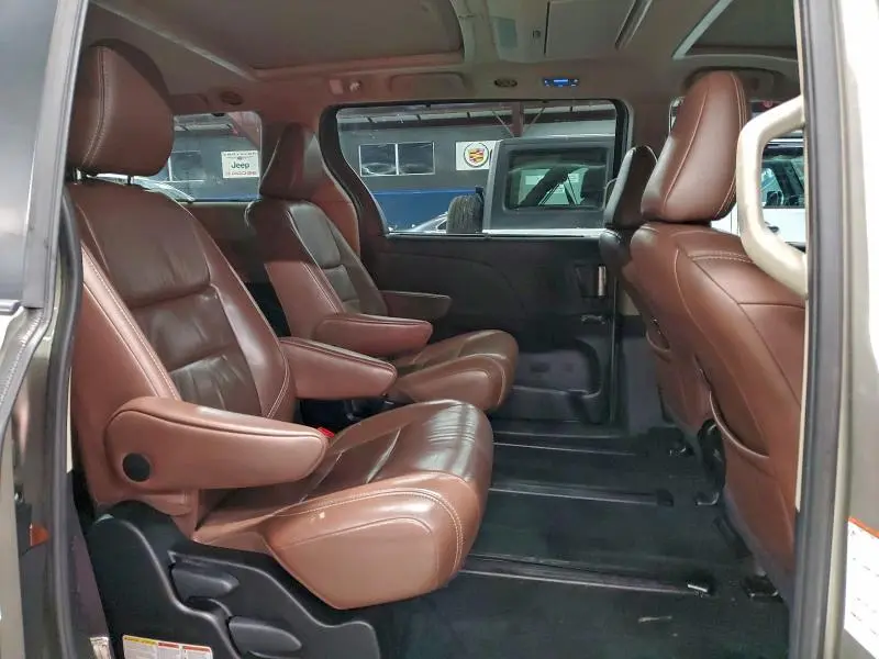 2017 TOYOTA SIENNA XLE  