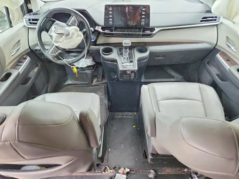 2021 TOYOTA SIENNA XLE  