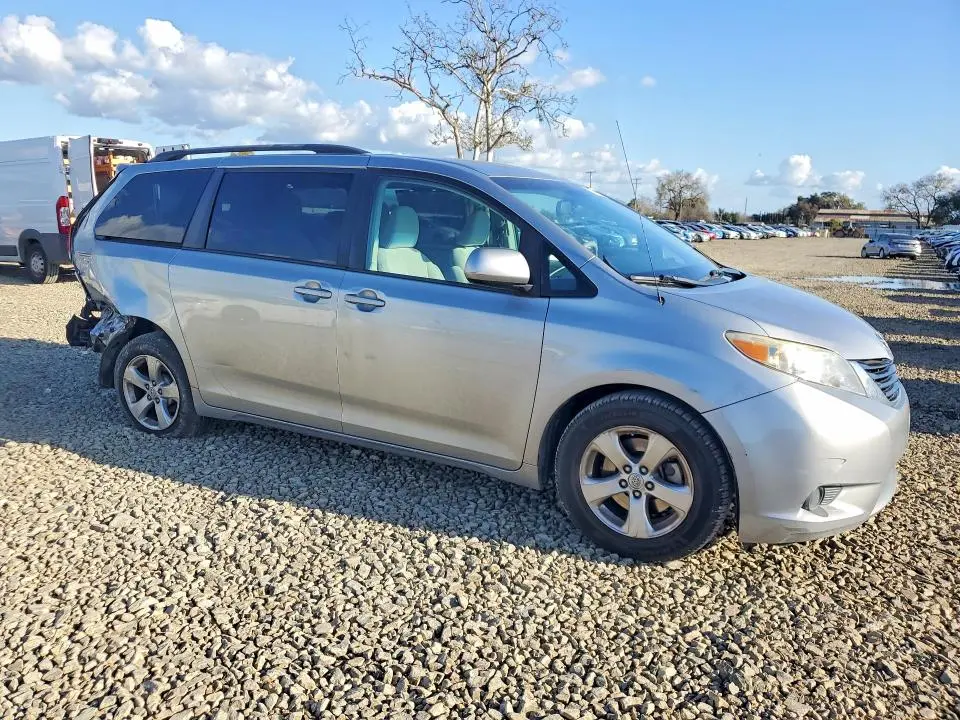2013 TOYOTA SIENNA LE 8-PASSENGER  
