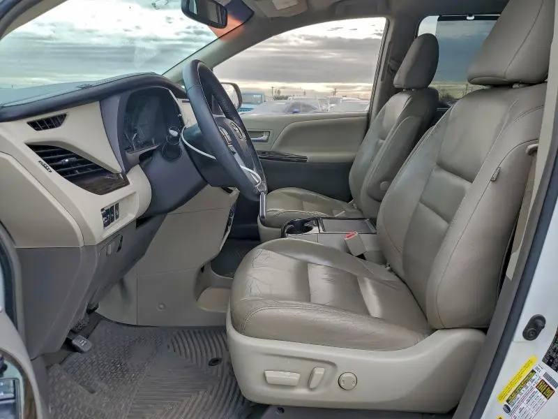 2017 TOYOTA SIENNA XLE  