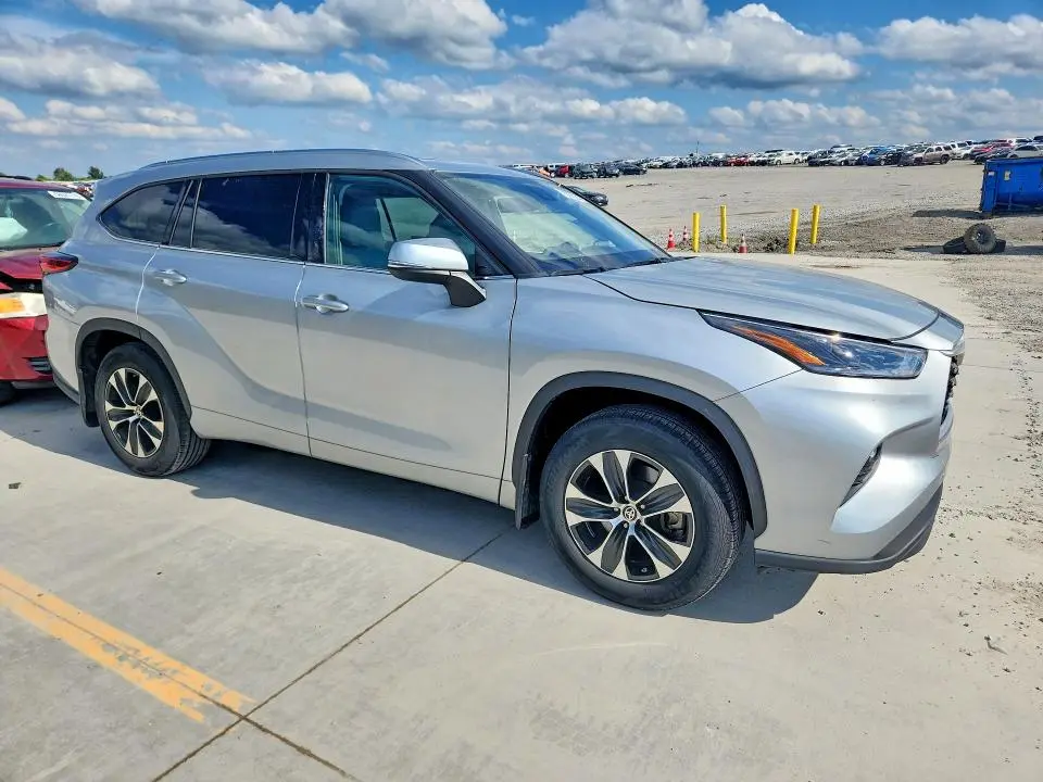 2021 TOYOTA HIGHLANDER XLE  