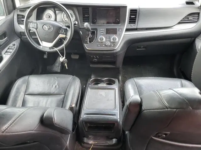 2017 TOYOTA SIENNA SE  