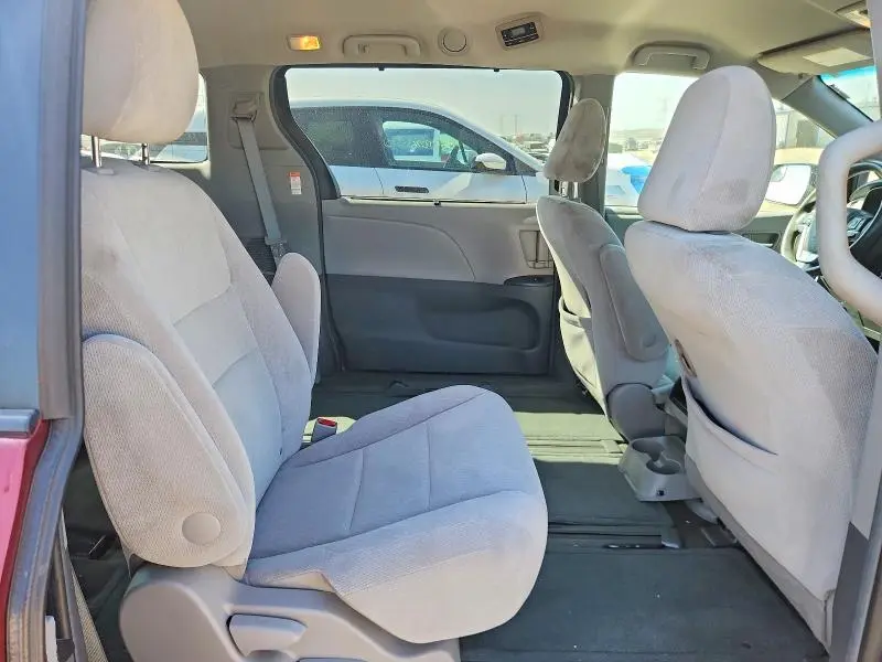 2017 TOYOTA SIENNA LE  
