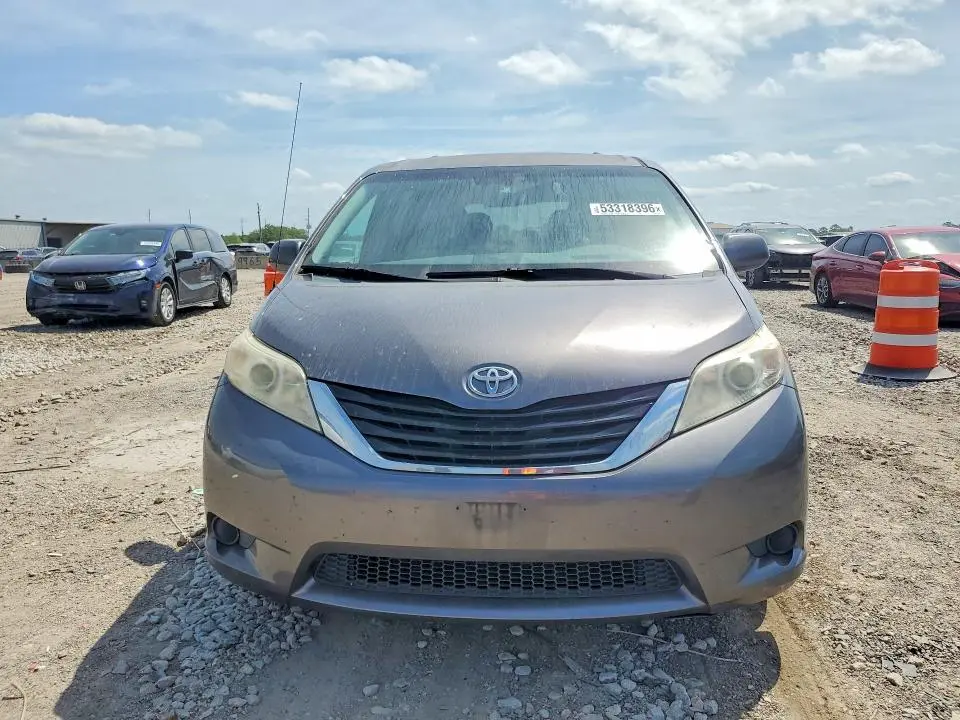 2014 TOYOTA SIENNA LE  