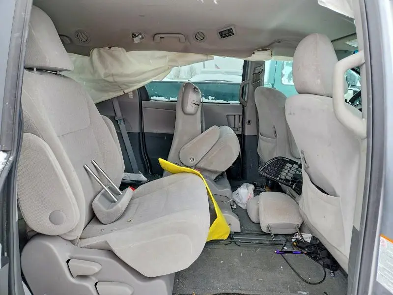 2015 TOYOTA SIENNA LE  
