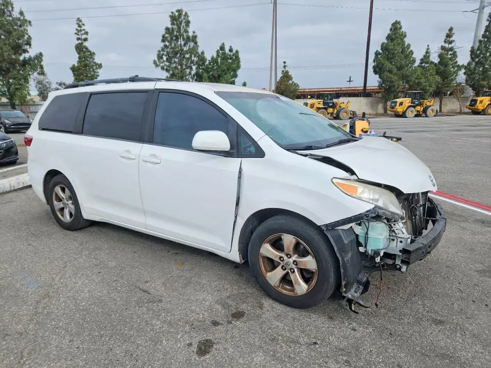2015 TOYOTA SIENNA LE  