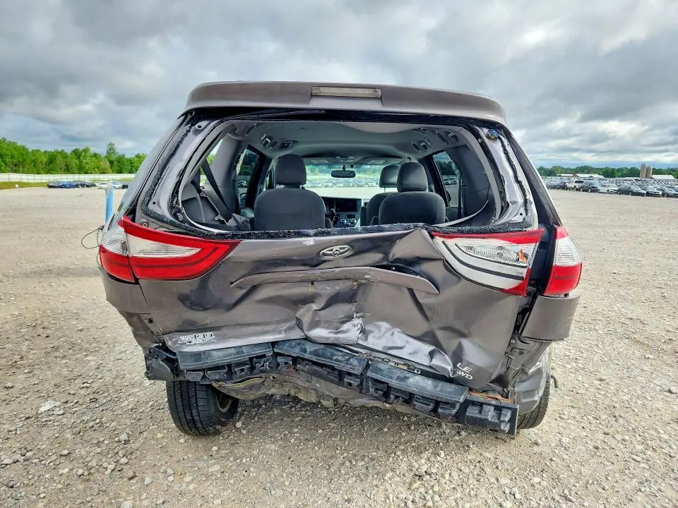 2017 TOYOTA SIENNA LE  