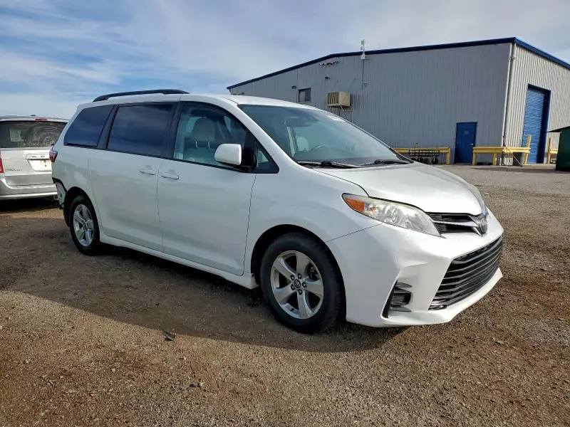 2018 TOYOTA SIENNA LE  