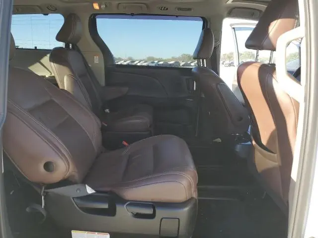 2019 TOYOTA SIENNA XLE
