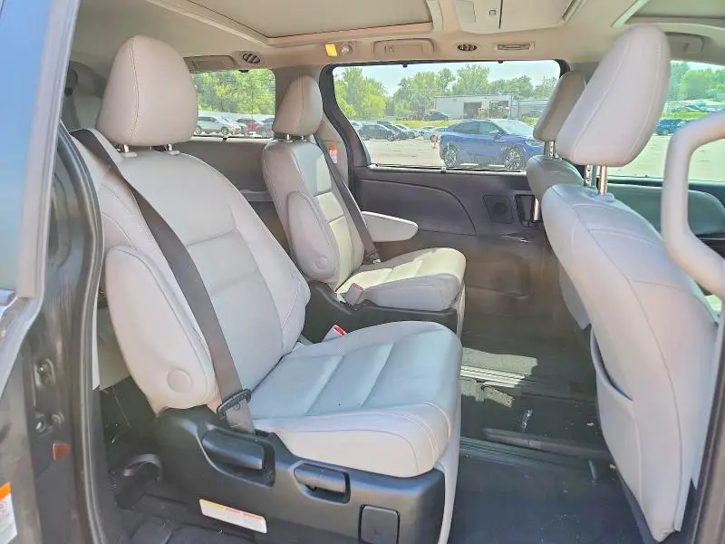 2017 TOYOTA SIENNA LIMITED PREMIUM 7-PASSENGER  