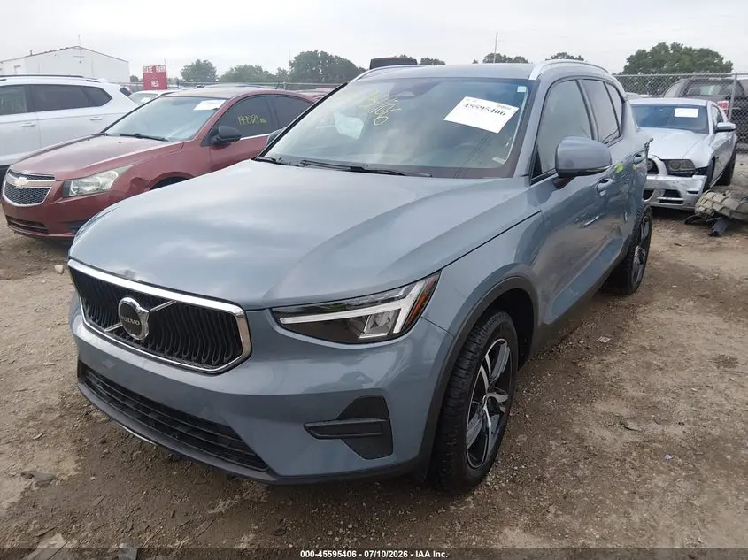 2023 VOLVO XC40 B5 CORE