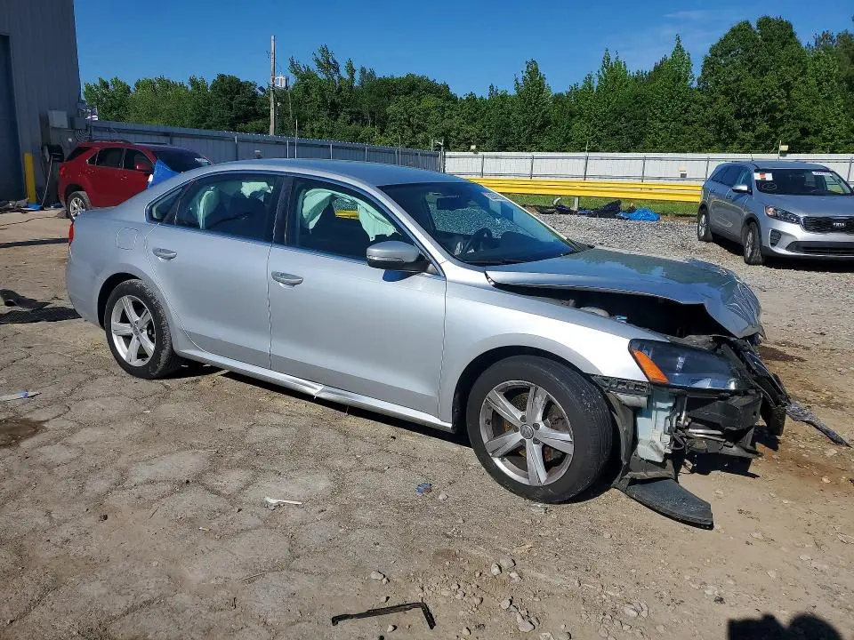 2013 VOLKSWAGEN PASSAT SE  