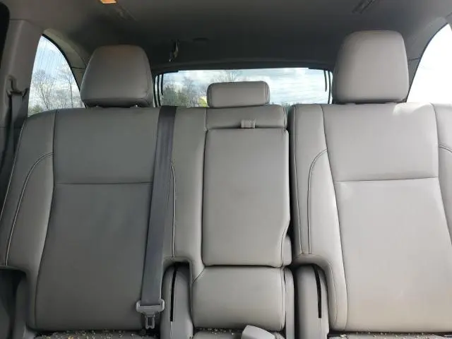 2017 TOYOTA HIGHLANDER SE  