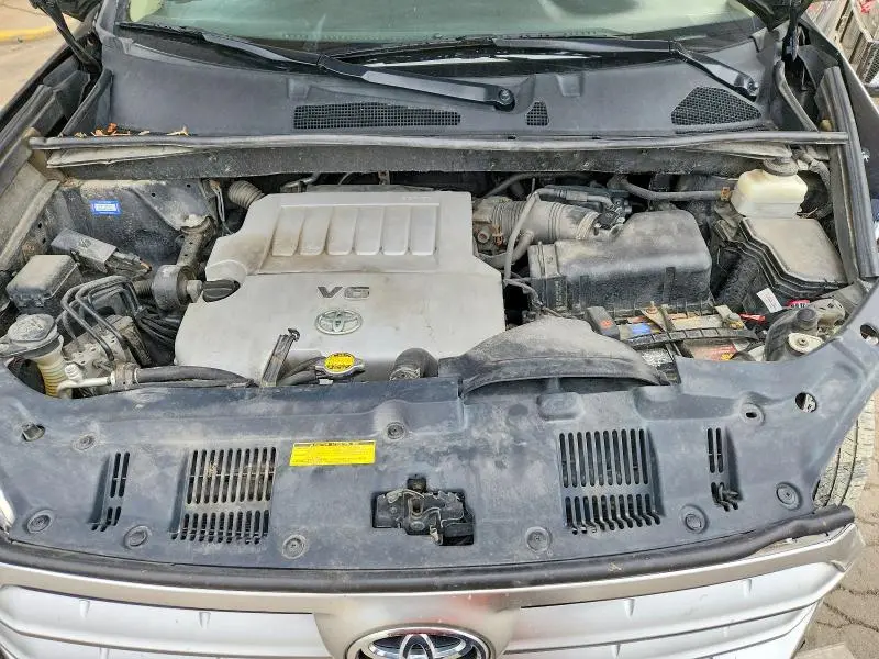 2011 TOYOTA HIGHLANDER SE  