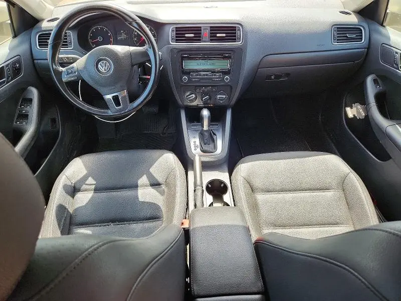 2011 VOLKSWAGEN JETTA SE  