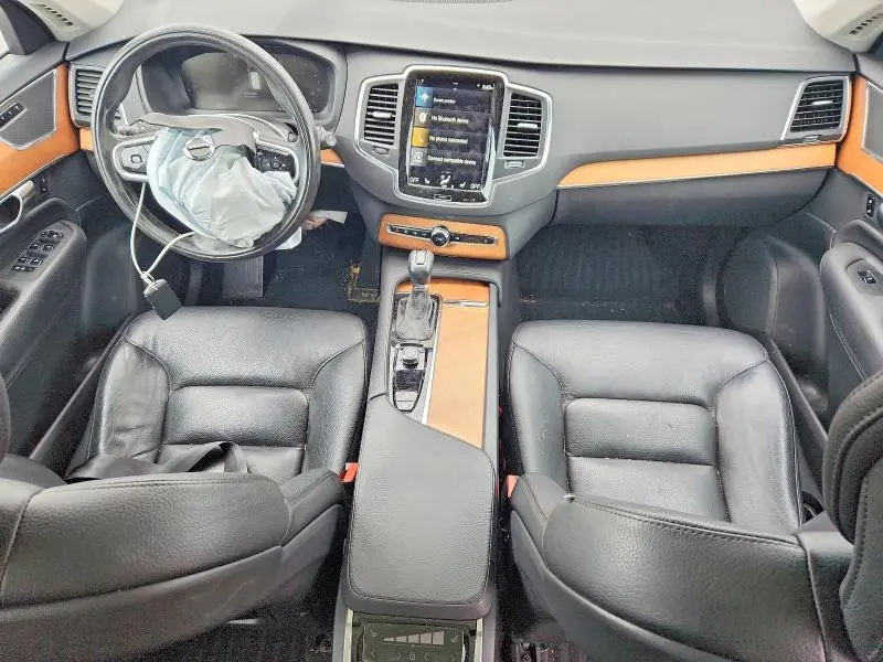 2022 VOLVO XC90 T6 MOMENTUM  