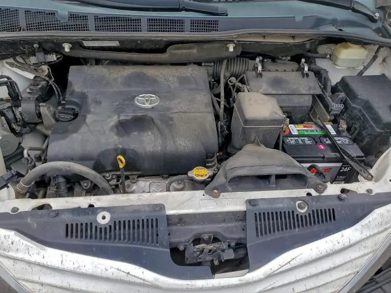 2015 TOYOTA SIENNA LE  