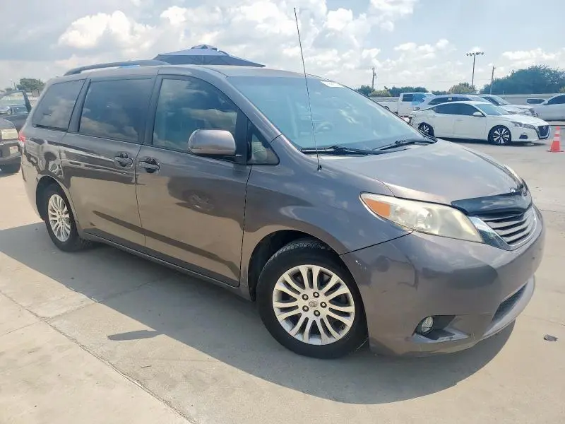 2011 TOYOTA SIENNA XLE  