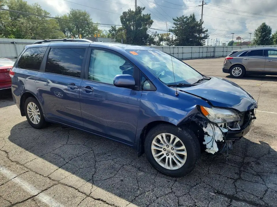 2014 TOYOTA SIENNA XLE 8-PASSENGER  