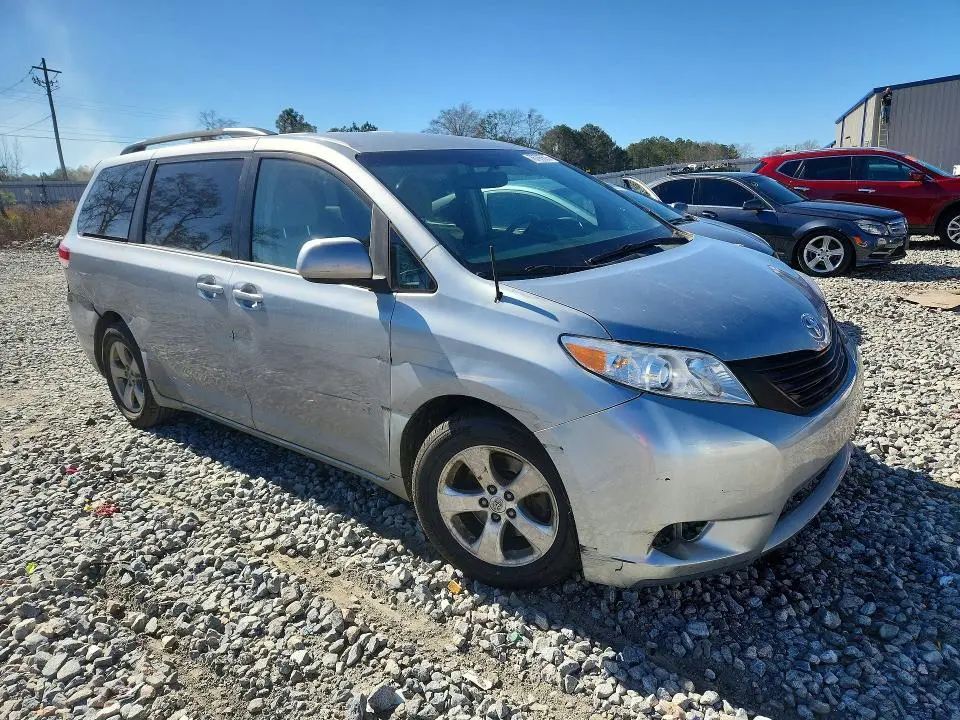2014 TOYOTA SIENNA LE  
