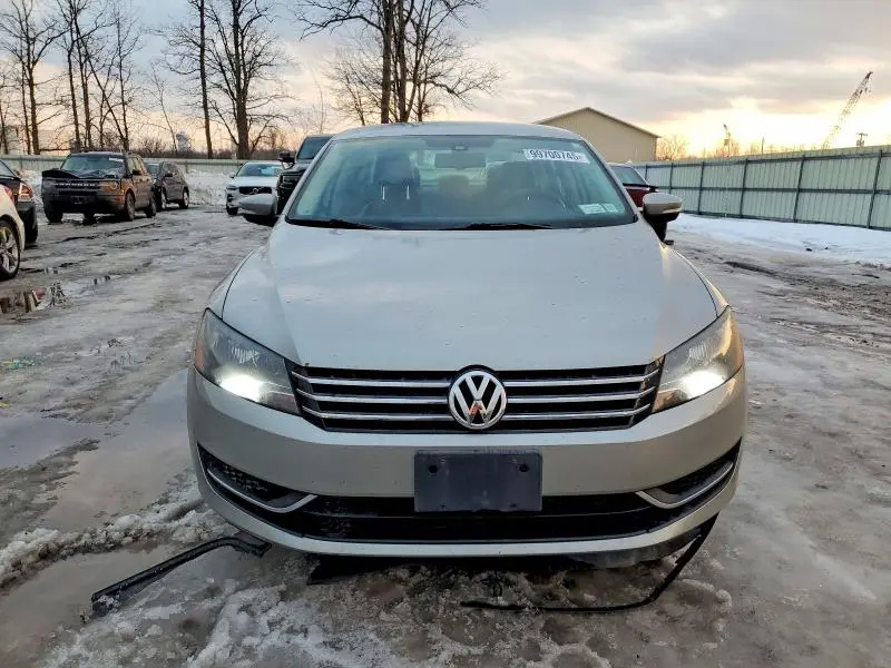 2013 VOLKSWAGEN PASSAT SE  