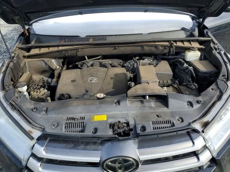 2019 TOYOTA HIGHLANDER SE  