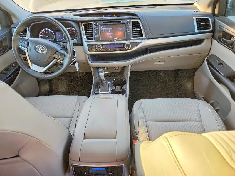 2016 TOYOTA HIGHLANDER LE  