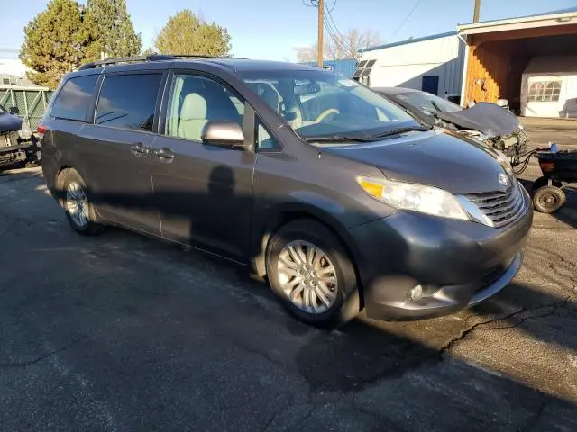 2013 TOYOTA SIENNA XLE  