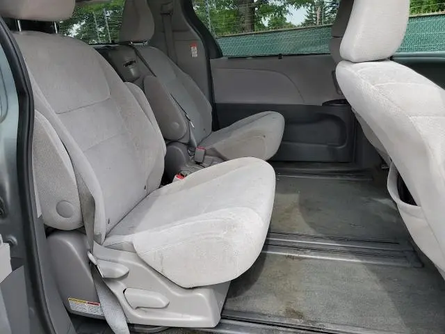 2015 TOYOTA SIENNA LE  