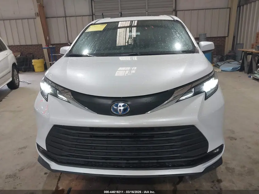 2025 TOYOTA SIENNA XLE