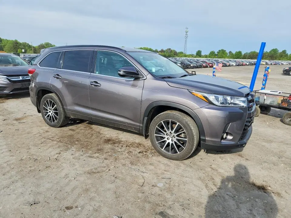 2017 TOYOTA HIGHLANDER SE  