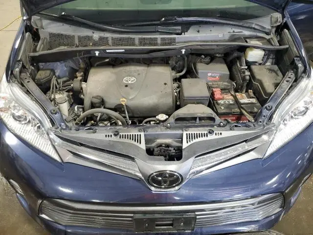 2018 TOYOTA SIENNA XLE  