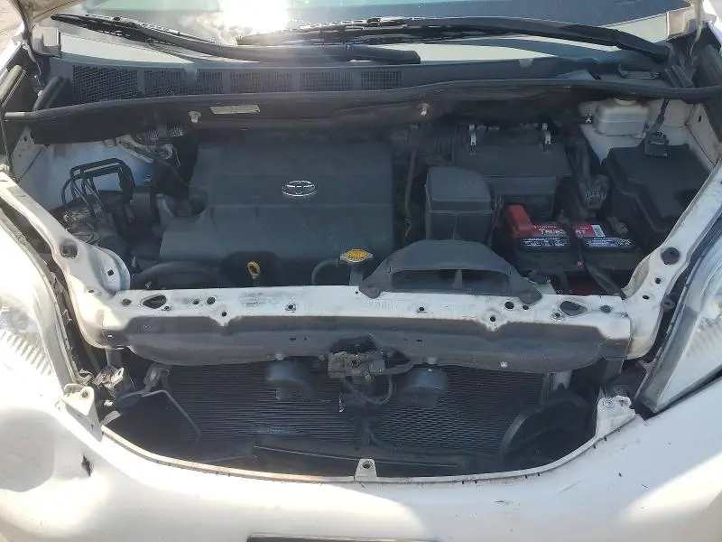 2014 TOYOTA SIENNA XLE 8-PASSENGER  