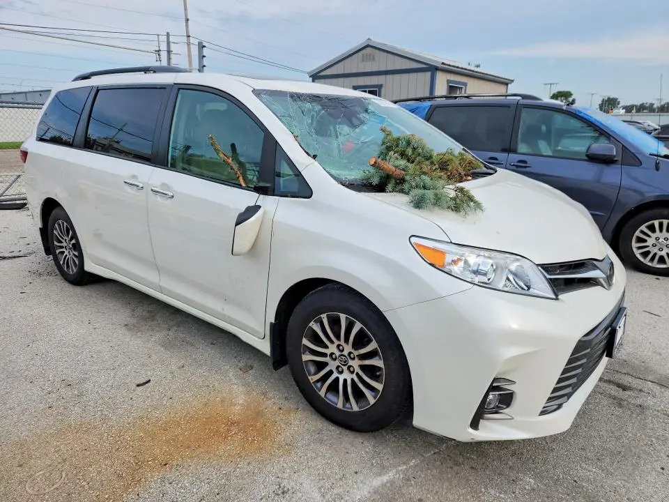 2020 TOYOTA SIENNA XLE 8-PASSENGER  