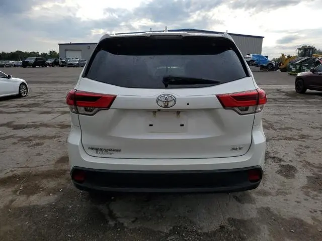 2019 TOYOTA HIGHLANDER SE  