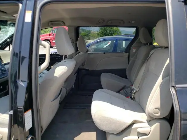 2017 TOYOTA SIENNA LE  