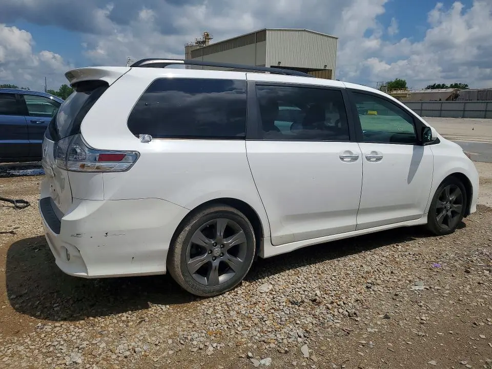 2016 TOYOTA SIENNA SE  