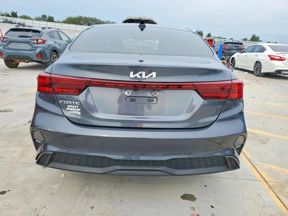 2023 KIA FORTE LXS  