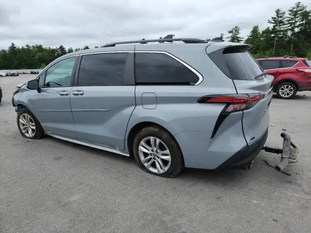 2022 TOYOTA SIENNA XLE  